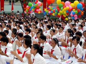 Các em học sinh Trường trung học cơ sở Cầu Giấy, Hà Nội, trong ngày khai giảng năm học 2010-2011. (Ảnh: Thanh Tùng/TTXVN)