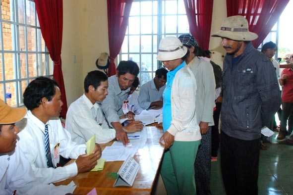 Cử tri là người dân tộc thiểu số xếp hàng đăng ký bỏ phiếu tại xã N’Thôn Hạ, huyện Đức Trọng.