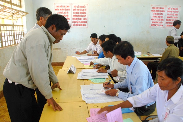 Cử tri xã Đạ M’Rông, huyện Đam Rông chờ nhận phiếu bầu để thực hiện quyền lợi và nghĩa vụ trong ngày hội lớn.