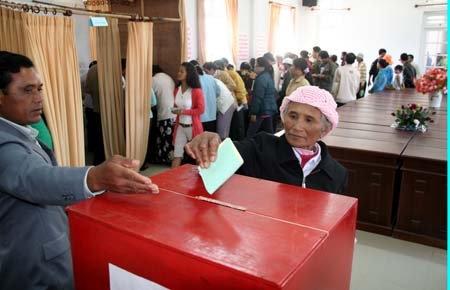 Cử tri cao tuổi huyện Lạc Dương cũng đi bỏ phiếu từ rất sớm.