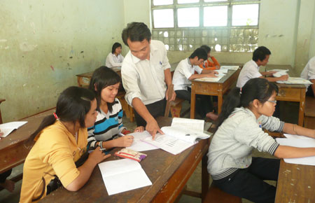 Giáo viên trường DTNT liên huyện phía nam đang hướng dẫn học sinh làm bài tập trong giờ ôn tập