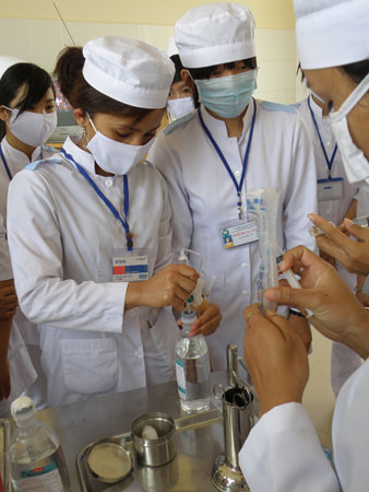 Sinh viên Trường Cao đẳng Y tế Lâm Đồng thực tập tại BV đa khoa tỉnh