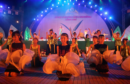 Đội văn nghệ Nhà thiếu nhi Bảo Lộc biểu diễn tại Lễ hội văn hoá Trà lần III