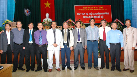 Trường Ban Tuyên giáo tỉnh Lâm Đồng chụp hình lưu niệm với lãnh đạo Hội nhà báo các tỉnh