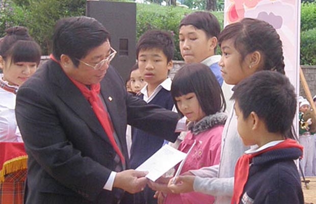 Đồng chí Huỳnh Đức Hòa trao phần thưởng cho HS xuất sắc.