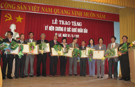 Trao tặng kỷ niệm chương "Vì sức khỏe nhân dân".