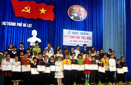 Đà Lạt: Khen thưởng 480 học sinh giỏi