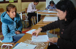 Các phụ huynh đang làm hồ sơ xét tuyển cho con em mình tại trường Lê Quý Đôn