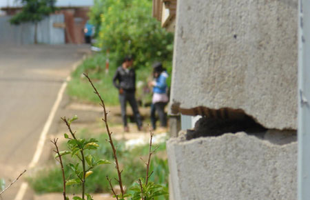 Một cột trụ hàng rào bị nứt nghiêng d ảnh hường hiện tượng sụt, lún đất ở Di Linh.