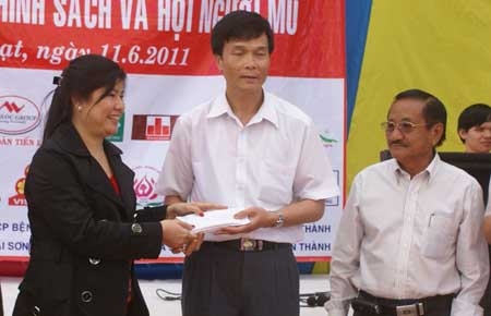 Đại diện Quỹ Doanh nhân vì cộng đồng trao quà cho Hội người mù tỉnh Lâm Đồng. 