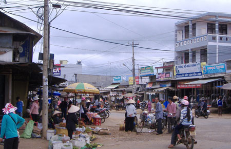 Tại ngã 3 Hòa Ninh vẫn còn nhóm họp chợ