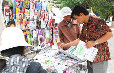 Mua và đọc báo Đảng ở Bảo Lộc