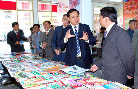 Đ/c Huỳnh Phong Tranh - UVTƯ Đảng, Bí thư Tỉnh ủy trao đổi công tác báo chí với các nhà báo tại Hội Báo xuân 2011.