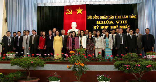Các thành viên HĐND tỉnh khoá 8 ra mắt tại kỳ họp