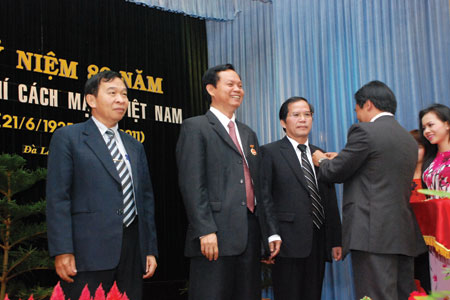 Lãnh đạo tỉnh đón nhận Kỷ niệm chương "Vì sự nghiệp báo chí Việt Nam".