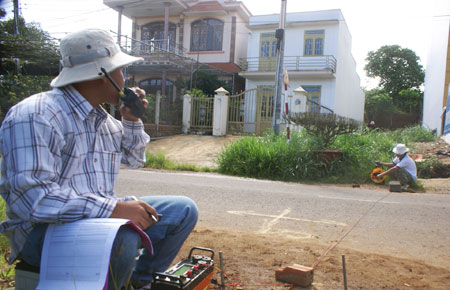 Đo vẽ mặt cắt các lớp đất trên đường Nguyễn Văn Trỗi, thị trấn Di Linh.