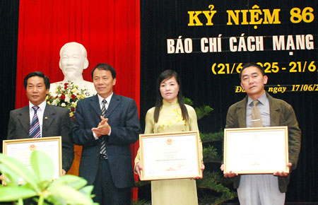 Đ/c Trương Văn Thu - TUV, Phó Chủ tịch UBND tỉnh tặng Bằng khen cho các nhà báo có nhiều thành tích đóng góp trong hoạt động báo chí.
