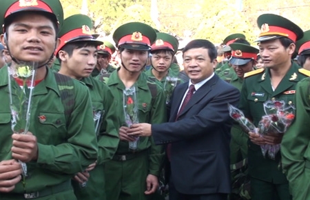Đồng chí Đoàn Văn Việt - UVBTV Tỉnh ủy, Bí thư Thành ủy Đà Lạt  tặng hoa động viên thanh niên nhập ngũ.