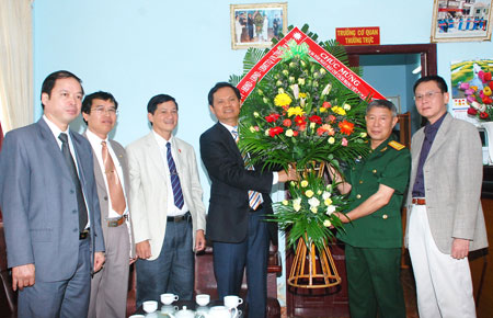 Đ/c Huỳnh Phong Tranh - UVTƯ Đảng, Bí thư Tỉnh ủy cùng lãnh đạo các sở, ban, ngành chúc mừng văn phòng đại diện Báo Quân Đội Nhân Dân
