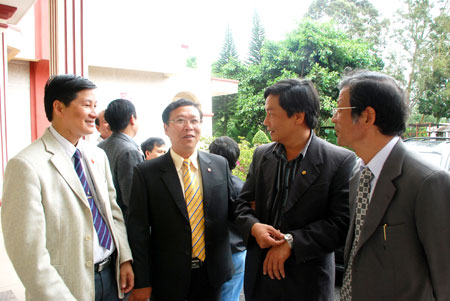 Đ/c Trần Đức Quận - UVBTV, Trưởng Ban Tuyên giáo Tỉnh ủy (thứ nhất bên phải) trao đổi với các nhà báo