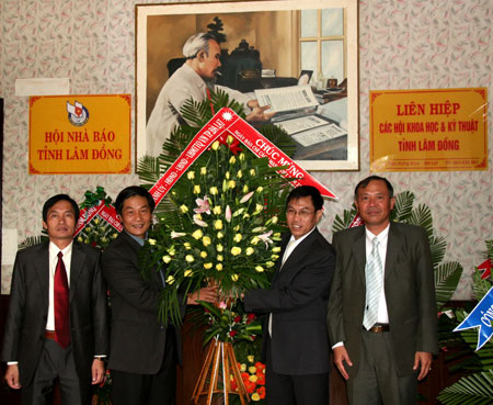 Lãnh đạo Tp. Đà Lạt thăm và chúc mừng Hội Nhà báo tỉnh. Ảnh Thụy Trang