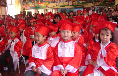 Các cháu học sinh trường Mầm non Anh Đào dự lễ tổng kết ra trường, chuẩn bị vào lớp một.