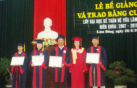 Cấp bằng tốt nghiệp cho 100 sinh viên chi nhánh đào tạo tại Lâm Đồng