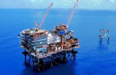 Khai thác dầu khí trên biển Đông.