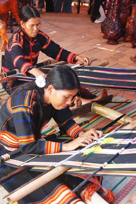 Bà con DTTS phát huy nghề dệt truyền thống, góp phần ổn định cuộc sống, vươn lên thoát nghèo.                  Ảnh: NGỌC MINH