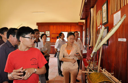 Du khách tham quan nhà trưng bày hiện vật của đội Hoàng Sa Bắc Hải trên đảo Lý Sơn. Ảnh: T.Đ