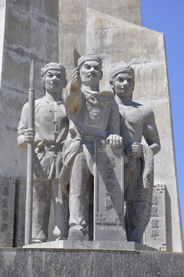 Tượng đài Đội Hoàng Sa kiêm quản Bắc Hải do nhà điêu khắc Hà Trí Dũng dựng trên Lý Sơn