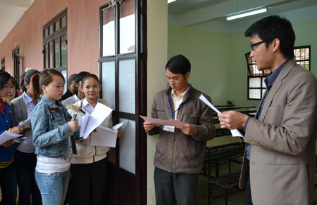 Giám thị gọi thí sinh vào phòng thi tại điểm thi trường THPT Bùi Thị Xuân Đà Lạt.Ảnh Văn Báu
