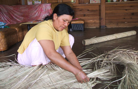 Đan chiếu giúp bà con đồng bào dân tộc trong làng có thêm thu nhập những khi nhần rỗi.