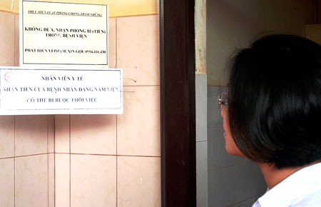 Rất nhiều bảng “cấm nhận phong bì” được dán tại Khoa Sản - Bệnh viện II Lâm Đồng