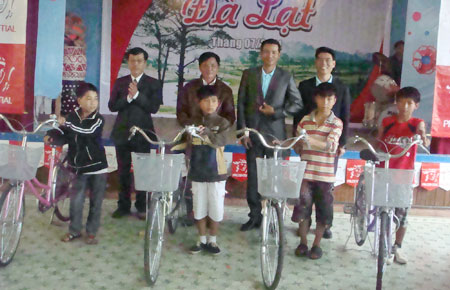 Đoàn tư vấn viên Công ty Prudential tặng quà cho Trung tâm Bảo trợ xã hội Lâm Đồng