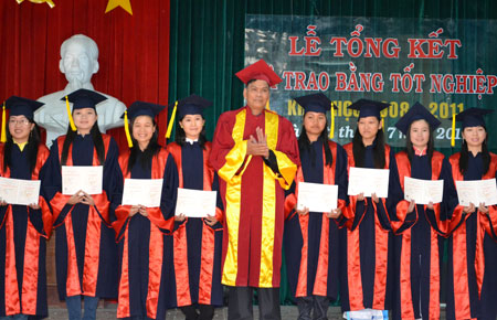Thạc sỹ Bùi Lương - Hiệu trưởng trường CĐSP Đà Lạt (giữa) trao bằng tốt nghiệp cho sinh viên.
