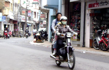 Nhiều phương tiện xe gắn máy chạy ngược chiều, không mũ bảo hiểm tại đường Nguyễn Văn Trỗi