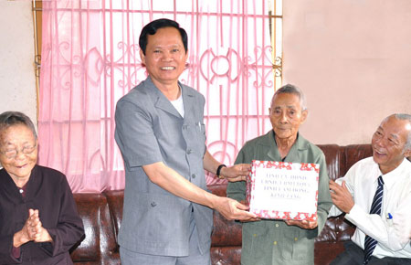 Đồng chí Huỳnh Phong Tranh thăm, tặng quà gia đình ông bà Lê Nghiêm và Trần Thị Cải (xã Đại Lào).