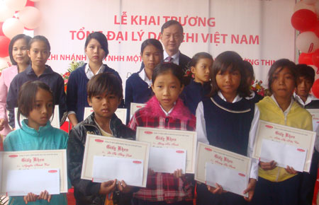 Công ty Bảo hiểm nhân thọ Dai-Ichi Việt Nam tặng 20 suất học bổng cho học sinh nghèo huyện Di Linh