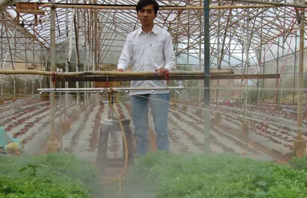 “Hệ thống phun thuốc bảo vệ thực vật tự động” của em Phạm Minh Quý hoạt động khá hiệu quả trên vườn rau xà lách.