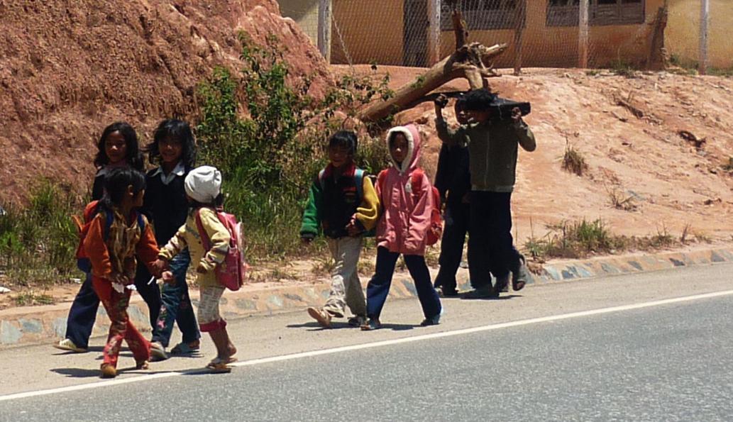 Trẻ em Đạ Chais trên đường đến trường