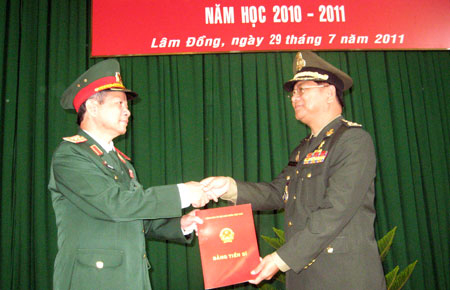 Trung tướng Nguyễn Đức Xê, Giám đốc HVLQ trao bằng tiến sĩ cho Đại tướng Nốp Rát Ta Na.