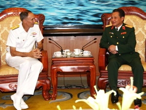 Trung tướng Trần Quang Khuê, Phó Tổng Tham mưu trưởng tiếp Phó Đô đốc Scott Van Buskirk, Tư lệnh Hạm đội 7. (Ảnh: Trọng Đức/TTXVN)