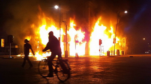 Lửa đã cháy ở London trong cuộc bạo động. Ảnh: Getty Images