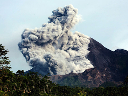 Tro và khí nóng thoát ra từ miệng núi lửa Karangetang tại Indonesia. Ảnh: EPA.