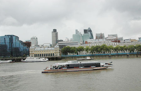 Tàu du lịch trên sông Thames