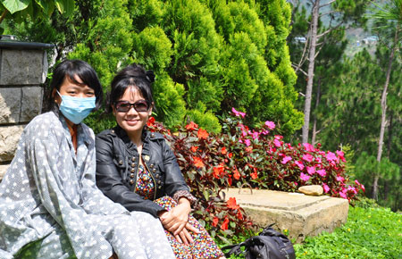 Nữ sinh Hồng Hạnh (Đắc Lắc) bị tai nạn thương tâm khiến gương mặt xinh đẹp bị biến dạng, đang được Bệnh viện Hoàn Mỹ Đà Lạt điều trị miễn phí toàn bộ các ca phẫu thuật tái tạo và thẩm mỹ.