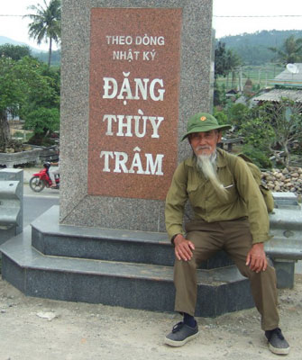 Cụ Khiết dừng chân trên đường đi bộ xuyên Việt