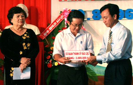 Ông Dương Kim Viên – Phó Bí thư thường trực Thành ủy Bảo Lộc, trao tiền ủng hộ cho Hội NNCĐDC