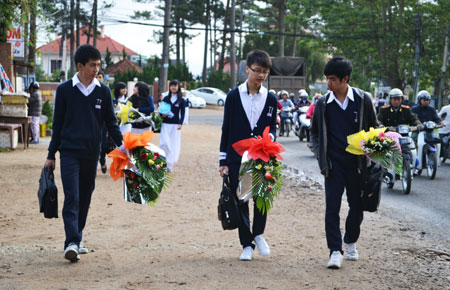 Học sinh cấp 3 thì đầy háo hức, mang theo những bó hoa tươi thắm dành tặng thầy cô.